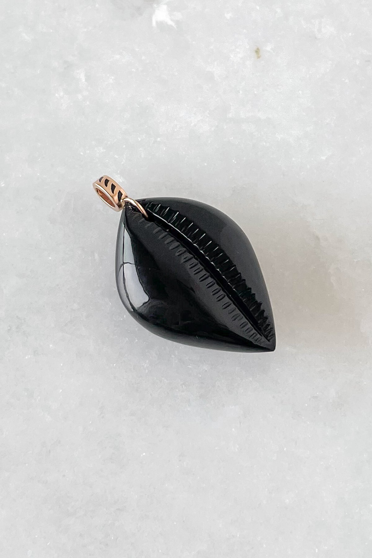 Medio Onyx Cowry Charm