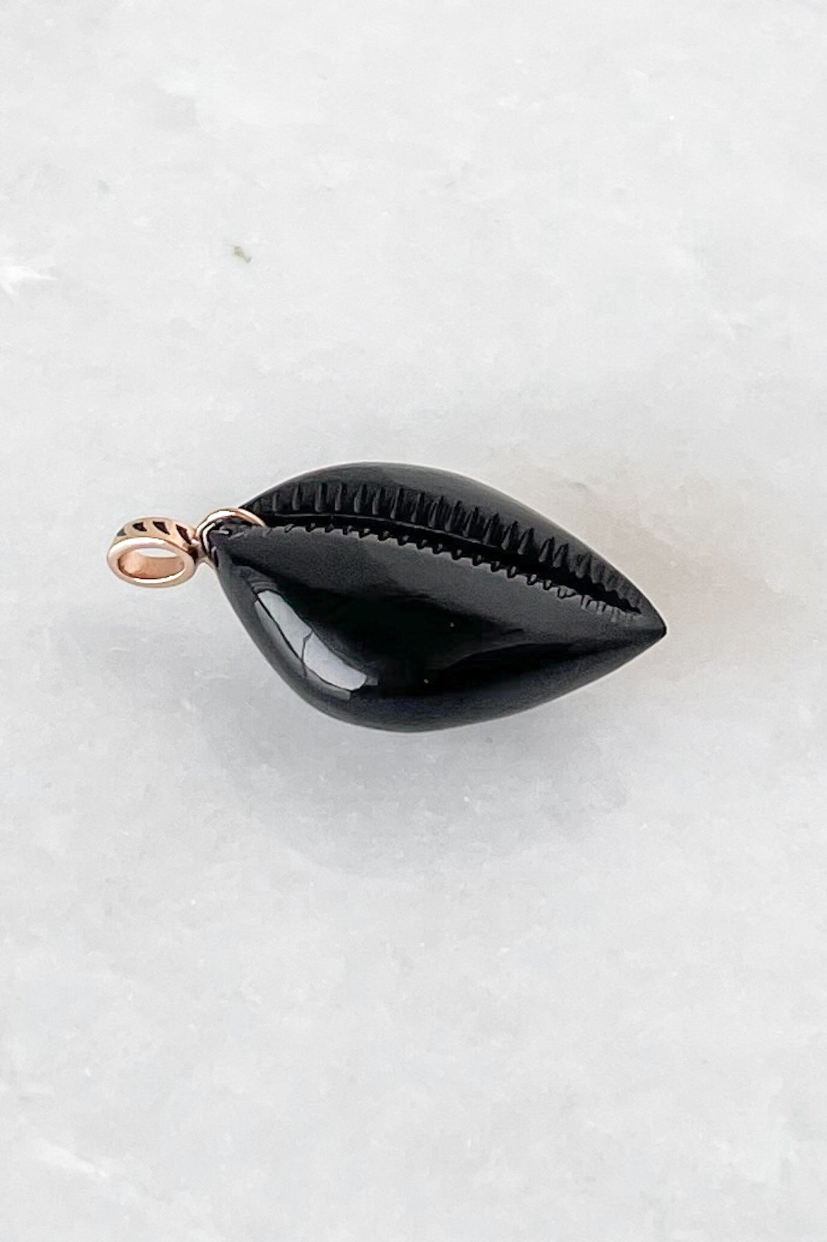 Medio Onyx Cowry Charm