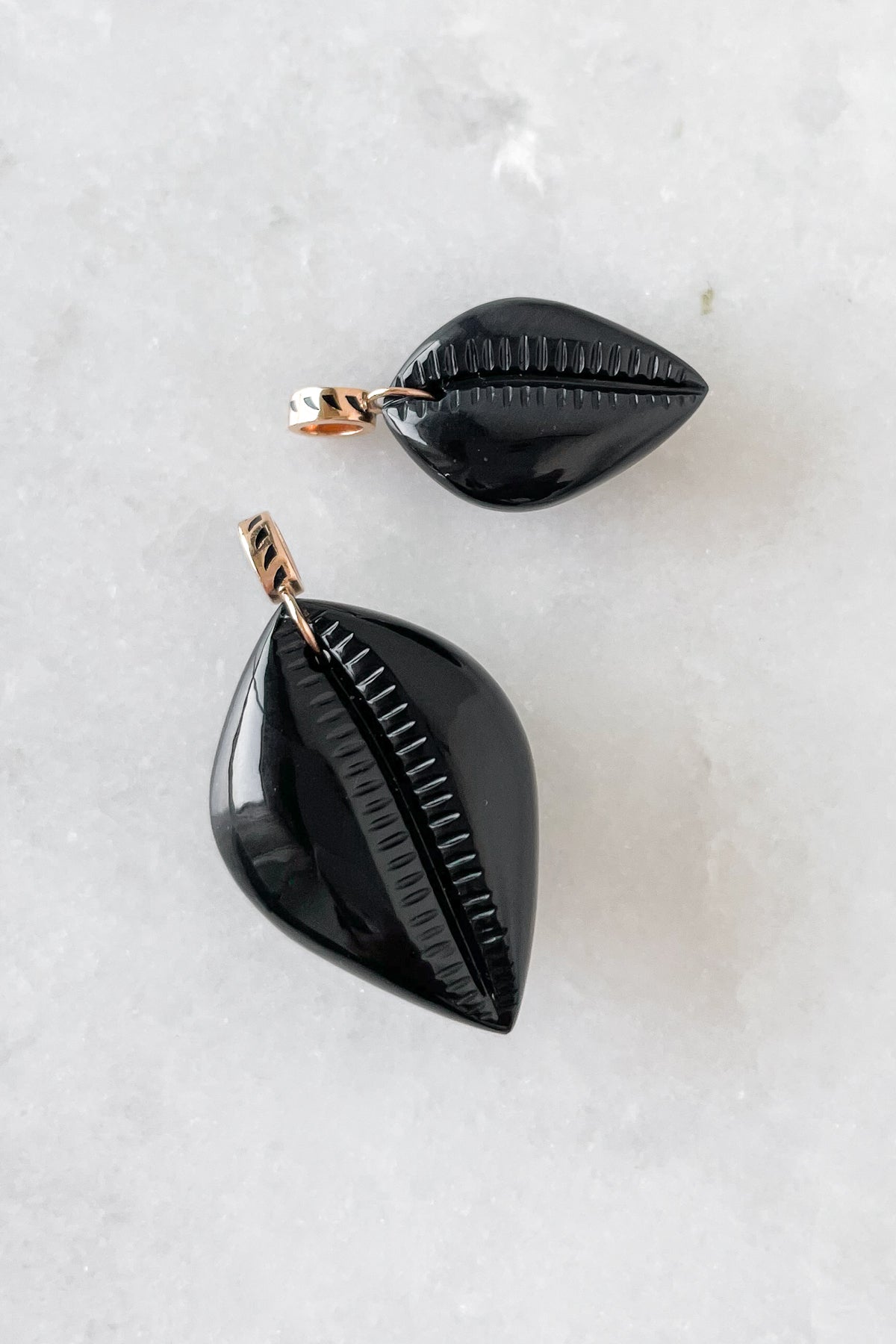 Medio Onyx Cowry Charm