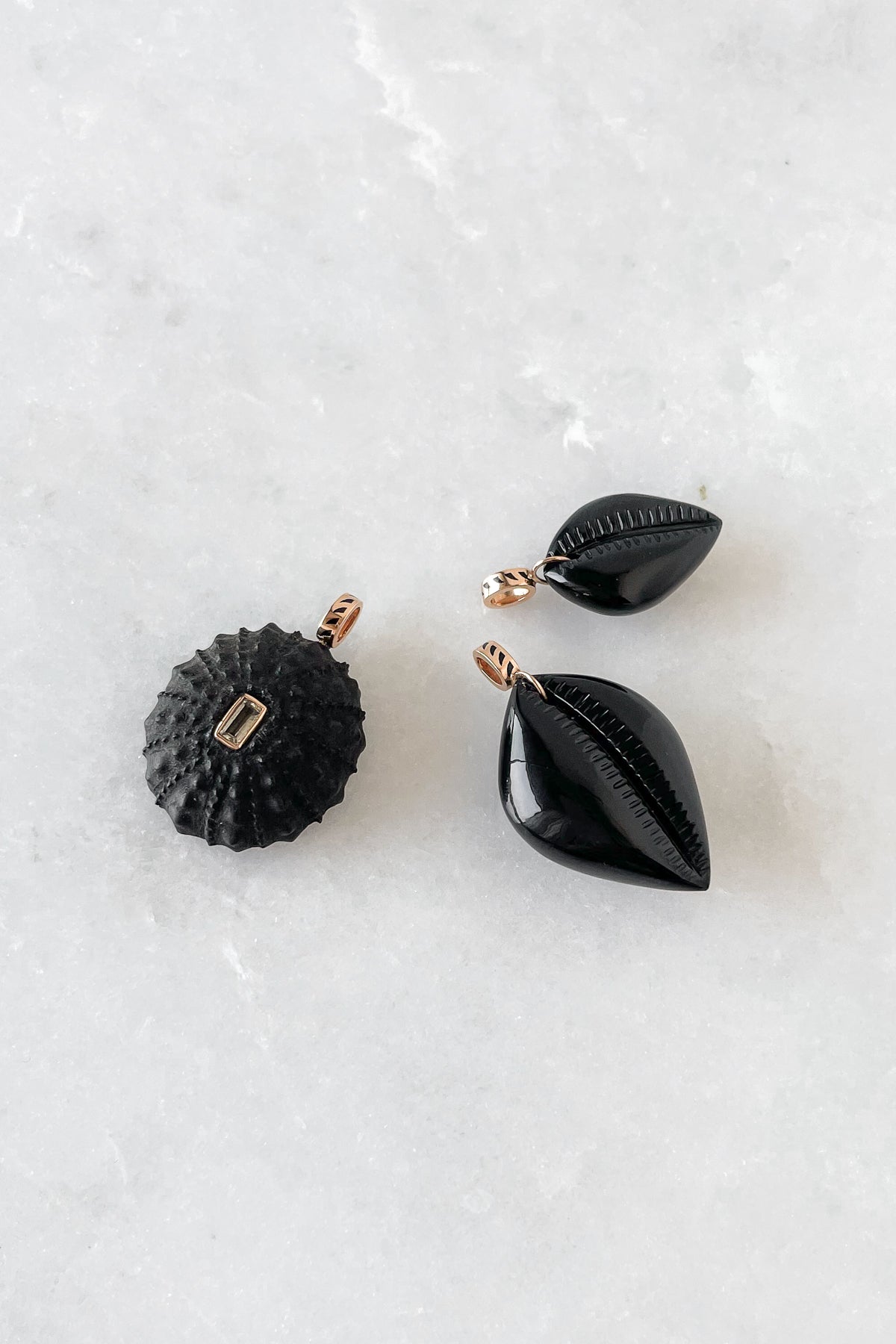 Medio Onyx Cowry Charm